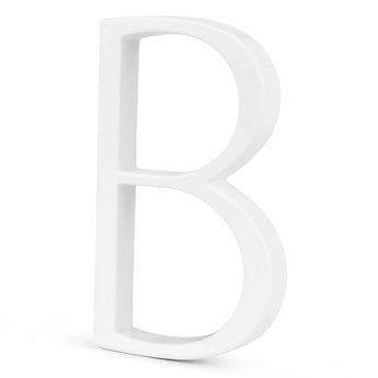 Een witte, driedimensionale hoofdletter B (Amato White 12,5cm by yessential.nl) staat rechtop op een effen achtergrond en weerspiegelt de strakke stijl van moderne huisnummers.