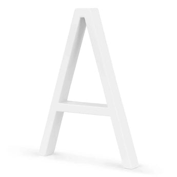 Een driedimensionale witte hoofdletter A (Amato White 12,5cm van yessential.nl) staat rechtop op een effen witte achtergrond en doet denken aan moderne huisnummers en de strakke Amato stijl.