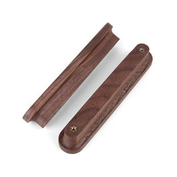Twee Arriero Walnut messenhouders van yessential.nl, getoond met de gezichten naar boven en naar beneden, benadrukken de gladde walnoten afwerking en de ingebedde metalen sluitingen aan één uiteinde.