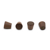 Vier kleine, cilindervormige Salgado Walnut knoppen van yessential.nl, gemaakt van massief notenhout, staan op een rij op een witte achtergrond. Eén kegelvormige knop onthult een messing inzetstuk met schroefdraad.