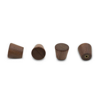 Vier kleine, cilindervormige Salgado Walnut knoppen van yessential.nl, gemaakt van massief notenhout, staan op een rij op een witte achtergrond. Eén kegelvormige knop onthult een messing inzetstuk met schroefdraad.