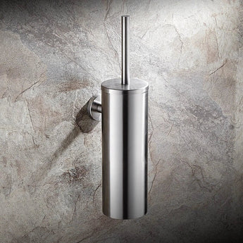 De Quirino Chroom WC set van yessential.nl heeft een slanke, moderne cilindrische houder met deksel en handgreep, aan de muur gemonteerd op structuursteen om je badkamercollectie op te waarderen.
