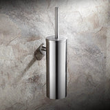De Cosimo Chroom WC-set van yessential.nl heeft een slanke, cilindrische roestvrijstalen toiletborstelhouder gemonteerd op een gestructureerde stenen wand, waarbij de borstelhendel zichtbaar is voor een moderne luxe uitstraling.