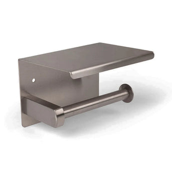 De Donato Gunmetal WC Set van yessential.nl heeft een roestvrijstalen toiletrolhouder met een plat bovenblad voor kleine spullen. Hij is aan de muur te bevestigen, geeft een luxe uitstraling en past perfect bij je andere toiletaccessoires.