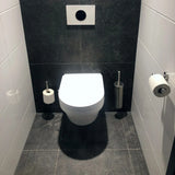 Een moderne badkamer met links een wandcloset, de Tino RVS toiletrolhouder van yessential.nl, rechts toiletaccessoires zoals een borstel, daarboven een doorspoelknop en grijs-witte tegels op zowel de vloer als de muren tegen donkere accenten.