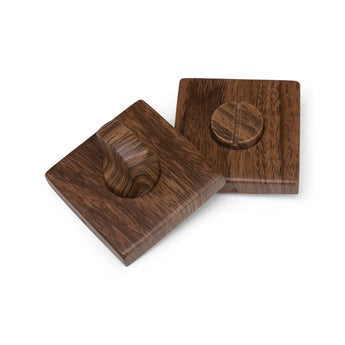 De Domaso Walnut Set van yessential.nl bestaat uit twee vierkante walnoten deursloten - één met een zichtbare duimdraai, de andere verzonken - perfect passend bij je domaso deurklink of deurkruk hout voor een stijlvolle, uniforme look.