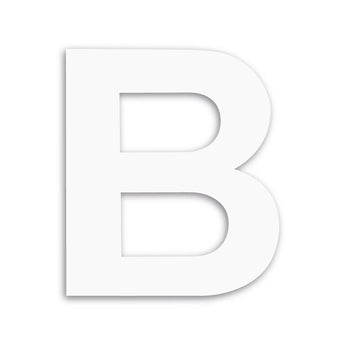 Een grote hoofdletter B (20cm) uit de Adamo White collectie van yessential.nl staat op een effen witte achtergrond en werpt een zachte schaduw naar links.