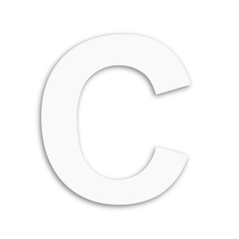 Een vette hoofdletter C in Adamo White 20cm van yessential.nl op een effen witte achtergrond met een subtiele schaduw-ideaal als opvallend huisnummer of stijlvol huisnummer met.