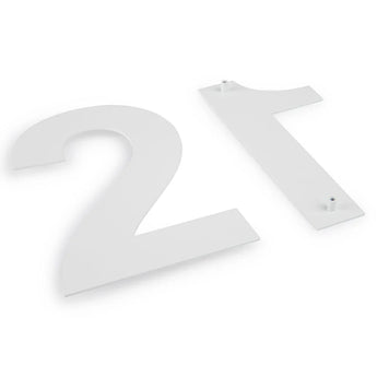 Twee grote, platte Adamo White huisnummers van 15 cm van yessential.nl liggen op een wit oppervlak. Elk huisnummer wit heeft kleine bevestigingsknijpers aan de achterkant - perfect om een stijlvolle touch toe te voegen aan de entree van je huis.