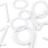 Amato White 12,5cm cookie cutters van yessential.nl, in de vorm van cijfers (0, 1, 4, 5, 8 en 9), zijn gerangschikt op een witte achtergrond voor een minimalistische moderne huisnummers-geïnspireerde look.