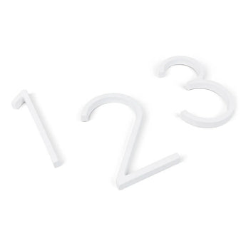 Amato White 20cm huisnummers 1, 2 en 3 van yessential.nl zijn afzonderlijk gerangschikt op een effen witte achtergrond, elk modern nummer licht gekanteld in unieke hoeken.