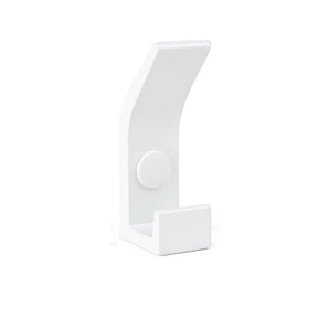 De Huso White kapstokhaak van yessential.nl heeft een minimalistisch, wit ontwerp met een rechthoekige basis, zachte curve en centraal rond bevestigingspunt, tegen een effen witte achtergrond.