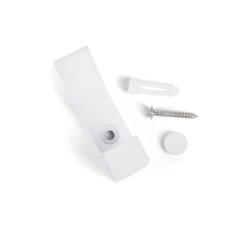 De Huso White kapstokhaak van yessential.nl wordt geleverd met montagemoer, schroef, plug en een klein rond afdekkapje, stijlvol gepresenteerd op een witte achtergrond.