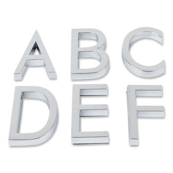 Zes chromen, 60mm 3D hoofdletters - A, B, C, D, E en F - uit de Silvio Chrome serie van yessential.nl staan in twee rijen op een witte achtergrond en lijken op plakcijfers met kleeflaag.