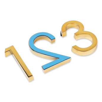 De Silvio Gold 60mm huisnummers van yessential.nl zijn afgebeeld in goud (1 en 3) en blauw met een gouden omlijning (2). Perfect als kleeflaag cijfers of plakcijfers voor stijlvolle displays op een witte achtergrond.