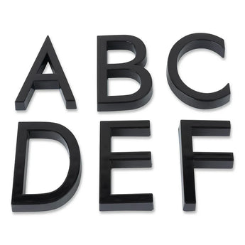 Zes zwarte 3D hoofdletters - A, B, C, D, E en F - staan in twee rijen op een witte achtergrond met Silvio Black 60mm van yessential.nl.