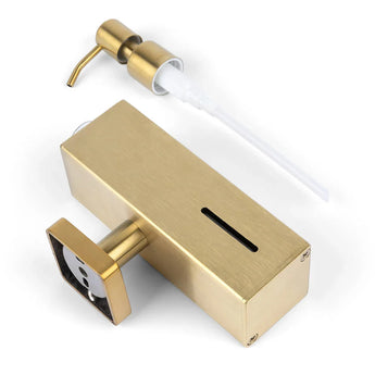De Sonego Gold zeepdispenser van yessential.nl heeft een chique rechthoekig goudkleurig metalen ontwerp, een smalle sleuf voor het vloeistofniveau en een vierkante basis voor de pomp - perfect om moderne stijl toe te voegen aan je badkamer.