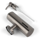 Twee Alberto Gunmetal zeeppompdispensers van yessential.nl zijn afgebeeld op een witte achtergrond: de ene ligt op zijn kant met een zichtbaar zeepvenster en ronde voet, terwijl de andere is losgemaakt om de pomp en buis te tonen.