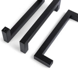Drie Vasco Black kastgrepen van yessential.nl zijn diagonaal geplaatst op een witte achtergrond. Elke greep heeft een modern, minimalistisch design met strakke lijnen en scherpe hoeken.